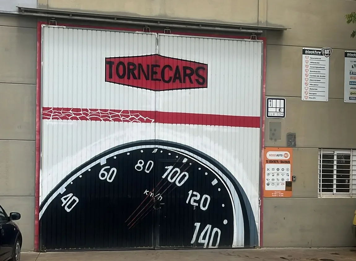 Imagen de la puerta del taller tornecars.